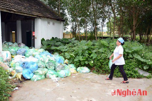 Rác thải sinh hoạt của bệnh viện được đưa về nơi tập kết, chất đống ở khu vực nhà xác cũ, rất gần khu dân cư xóm 12, xã Đà Sơn. Mùi hôi thối ở đây bốc lên nồng nặc. Lãnh đạo Bệnh viện cho biết: Hàng tháng, sẽ có 1-2 chuyến xe của đơn vị thu gom đến vận chuyển rác đi. 