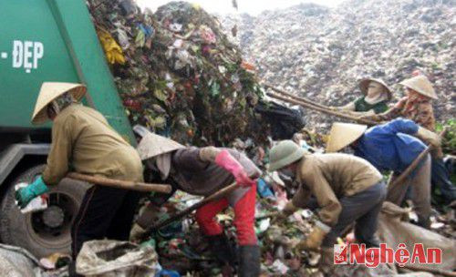 Chất thải y tế lẫn vào rác thải sinh hoạt theo xe chuyên dụng chở về bãi rác tập trung của huyện Đô Lương ở xã Hồng Sơn. Những phế liệu có giá trị như nhựa, kim loại v.v.. được người nhặt phế liệu gom lại nhập về các lò tái chế. Chất thải y tế sẽ gây họa cho cộng đồng từ những sản phẩm nhựa, kim loại tái chế. 