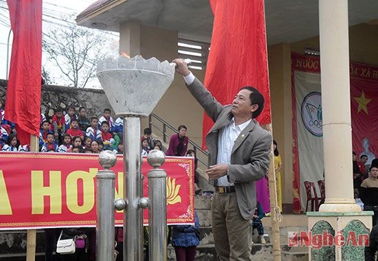 Ngọn lửa truyền thống HKPĐ được lãnh đạo UBND Thị xã Thái Hòa thắp lên đài lửa.