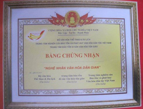 Bằng chứng nhận dự kiến có 3 bên tham gia ký và có in hình quốc huy rất kỳ lạ, phản cảm