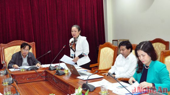 Bà Tôn Thị Cẩm Hà - Phó trưởng ban Văn hóa - Xã hội, HĐND tỉnh đề nghị huyện làm rõ với điều kiện như Kỳ Sơn thì việc phổ cập GDMN cho trẻ 5 tuổi 