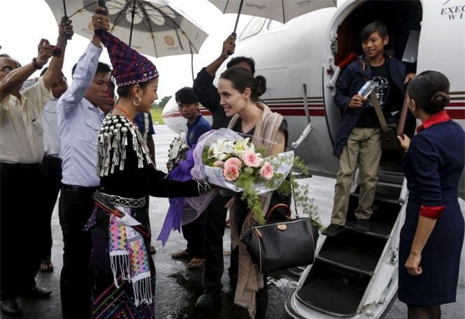  Nữ diễn viên Angelina Jolie Pitt cùng con trai Maddox tới thăm Myanmar vào tháng 7-2005 - Ảnh: Reuters