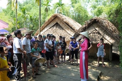 Thuyết minh viên tại Khu di tích Kim Liên (Nam Đàn - Nghệ An) - ảnh minh họa