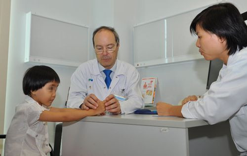 Bác sĩ Stéphane Guero đang thăm khám cho bệnh nhi.