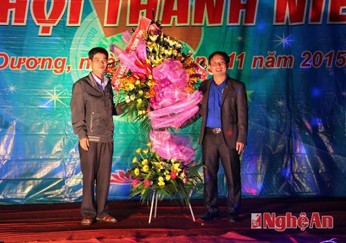 Đồng chí Nguyên Thanh Hà, tặng hoa cho đại điện nhà máy thủy điện bản Vẽ.