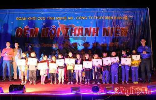 Cũng trong đêm hội, Đoàn khối các cơ quan tỉnh đã tặng 20 suất quà cho các em học sinh nghèo hiếu học trường tiểu học cơ sở Yên Na.