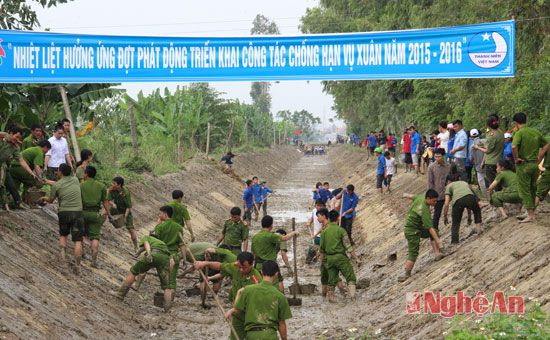 ĐVTN Công an Diễn Châu phấn đấu nạo vét trong 2 ngày 28-29/11 sẽ hoàn thành khối lượng.