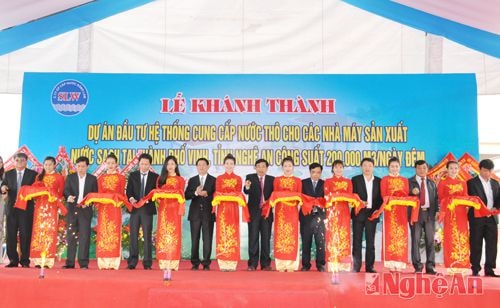 Các đại biểu thực hiện nghi thức cắt băng khánh thành công trình.
