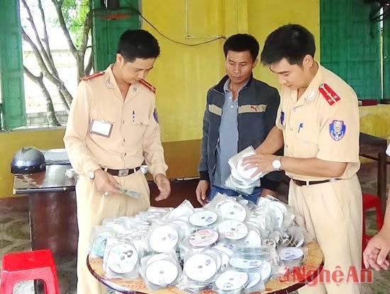 CSGT đang kiểm đếm số đĩa VDV có nội dung đồi trụy.