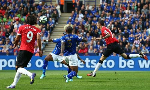 Man Utd từng bại trận trên sân King Power mùa trước dù dẫn hai bàn. Ảnh: Reuters.