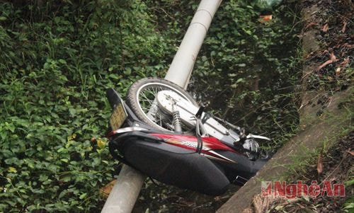 Chiếc xe máy của nạn nhân bị hư hỏng 