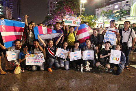  Cộng đồng LGBT Sài Gòn đội mưa ăn mừng 