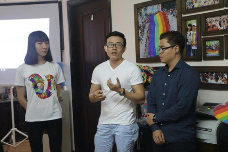 Những người chuyển giới công khai tại TP.HCM chia sẻ những trăn trở của mình trong chiều 27-11_Ảnh: Nguyễn Trà 
