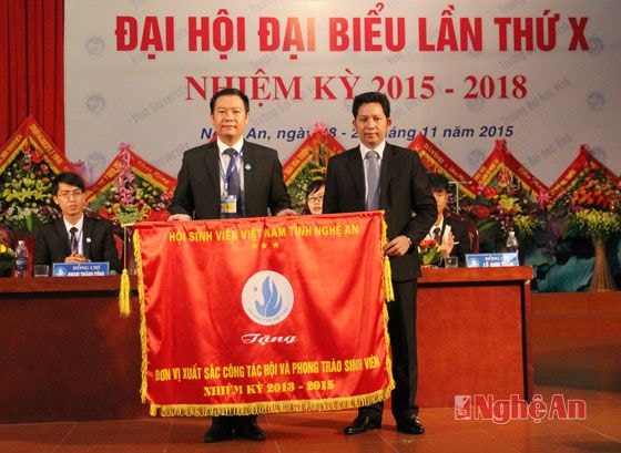 Trao cờ thi đua cho Hội Sinh viên Trường Đại học Vinh