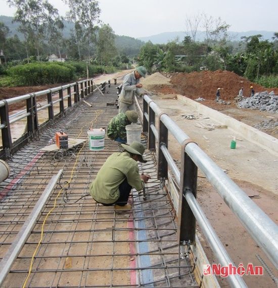 Nhà thầu đang thi công