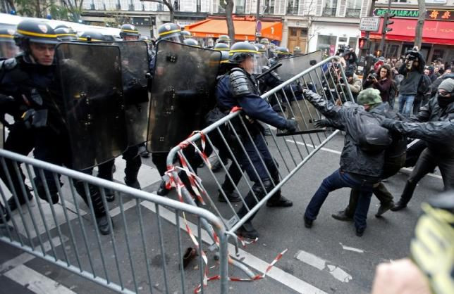 Cảnh sát Pháp đụng độ với người biểu tình chống biến đổi khí hậu trước thềm Hội nghị COP21 tại Paris. Ảnh: Reuters