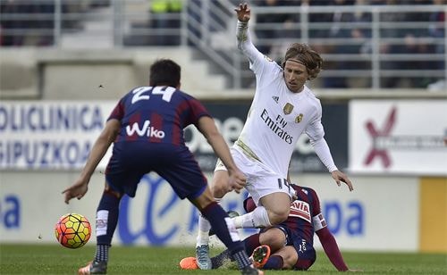 Eibar đã gây ra ít nhiều khó khăn cho Real. Ảnh: AP.