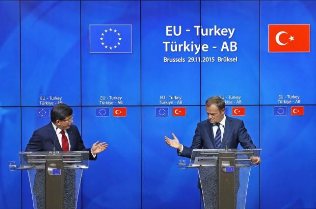 Thủ tướng Thổ Nhĩ Kỳ Ahmet Davutoglu (trái) và Chủ tịch Hội đồng châu Âu Donald Tusk tham dự buổi hợp báo sau cuộc gặp cấp cao EU-Thổ Nhĩ Kỳ tại Brussels, Bỉ hôm 29/11. Ảnh: Reuters.