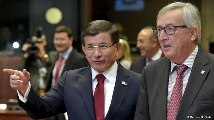 Ông Ahmet Davutoglu và Chủ tịch Ủy ban châu Âu Jean-Claude Juncker. Ảnh: Reuters.