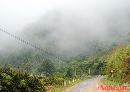 Núi rừng Huồi Tụ chìm đắm trong màn sương dày đặc.