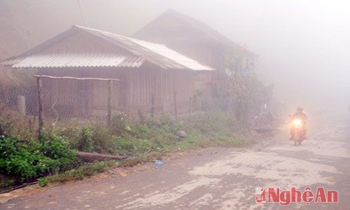 Bản làng cũng chìm đắm trong sương mù.