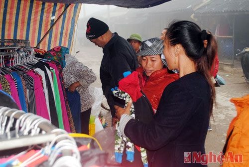 Khi sương mù quây kín núi rừng, làng bản cũng là lúc cái rét ùa về, bà con người Mông ở Huồi Tụ rử nhau ra các ki-ốt mua sắm đồ ấm.