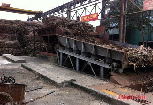 Băng tải dây chuyền ép mía nguyên liệu của Công ty Cổ phần mía đường Sông Lam.