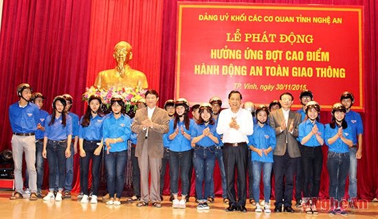 Ban tổ chức  trao tặng mũ  bảo hiểm cho các sinh viên Đại học Y khoa Vinh