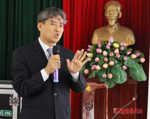 Ông Duk Kee Jung, giảng viên đến từ Hàn Quốc giới thiệu tổng quan FTA Việt Nam- Hàn Quốc