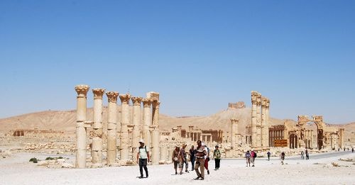 Trên đường tới thăm Đền thờ Baal ở thành cổ Palmyra.