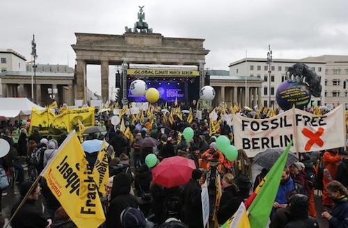 Cảnh sát Đức cho biết, 10.000 người đã xuống đường tuần hành vì khí hậu tại Berlin trong khi ban tổ chức ghi nhận có đến 17.000 người tham gia. Ảnh: Reuters
