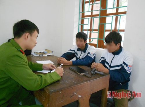 cơ quan công an làm việc với hai đối tượng Q và A