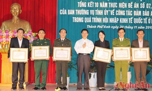 Đồng chí Nguyễn Xuân Sơn - Phó Bí thư Tỉnh ủy, Phó Chủ tịch HĐND trao tặng bằng khen cho đại diện 6 tập thể có thành tích xuất sắc trong 10 năm thực hiện Đề án 07 của Ban Thường vụ Tỉnh ủy .