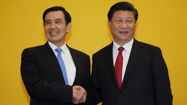 Lãnh đạo đảo Đài Loan Mã Anh Cửu (trái) trong cuộc gặp Chủ tịch Trung Quốc Tập Cận Bình tại Singapore (Ảnh: AP)
