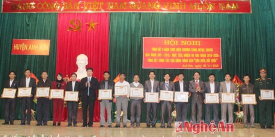 Khen thưởng cho các tập thể có thành tích xuất sắc trong phong trào xây dựng NTM