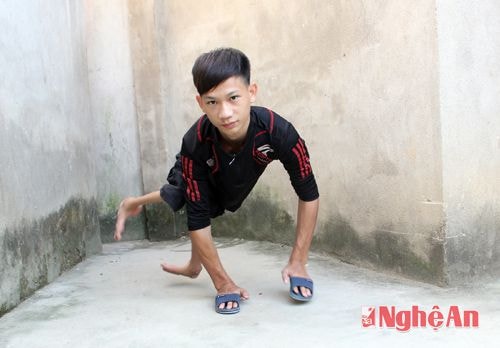 Đi lại hay làm bất cứ việc gì, em Lương Văn Mậu đều phải dùng bằng đôi tay nhỏ bé của mình.