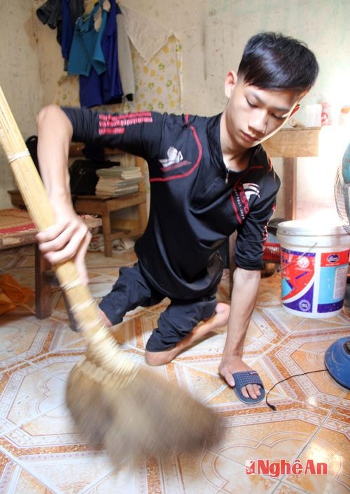 Dù di chuyển hết sức khó khăn nhưng em vẫn cố gắng làm nhiều việc như giặt dũ, quét nhà...