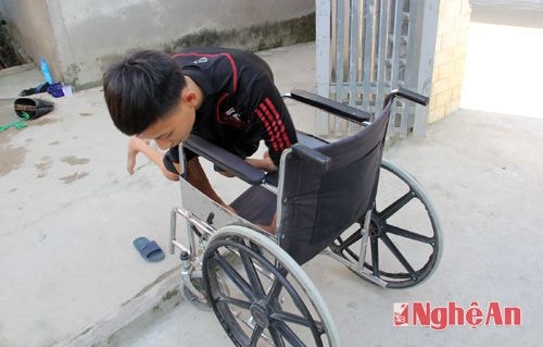 Mỗi lần lên xuống chiếc xe lăn cũng là một sự vất vả đối với em Mậu.