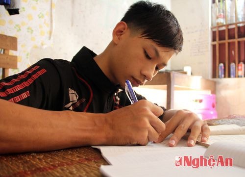 Đôi tay của em Lương Văn Mậu to hơn người bình thường.