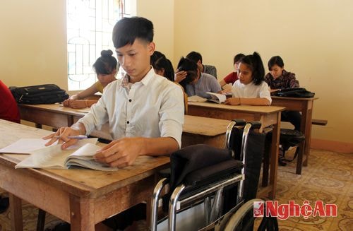 Hình ảnh cậu học trò bên chiếc xe lăn trong lớp học đã rất quen thuộc với thầy cô giáo trường THPT Tương Dương 1.