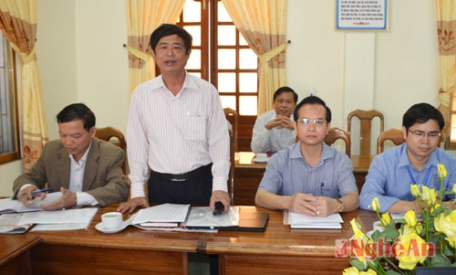 Đồng chí Đặng Anh Dũng- Phó bí thư  thường trực  huyện ủy Thanh Chương đánh giá cao công tác tuyên truyền về huyện Thanh Chương trên các ấn phẩm Báo Nghệ An năm 2015