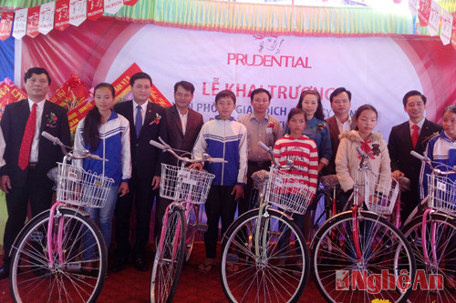 Trao tặng xe đạp cho học sinh nghèo