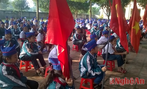 Học sinh trường THCS Nghi Thạch dự mít tinh