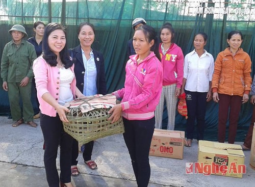 Các hội viên nhận gà giống hỗ trợ