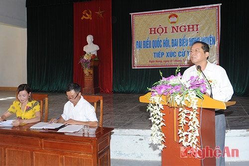 Đồng chí Phạm Văn Tấn báo cáo kết quả kỳ họp Quốc hội với cứ tri