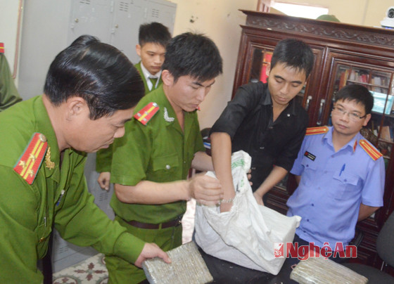 Cán bộ chiến sỹ Công an huyện Nam Đàn kiểm tra số cần sa đã thu giữ tại Chuyên án 1115M.