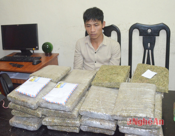 Đối tượng Nguyễn Đình Giang và số cần sa, ma túy tổng hợp bị bắt giữ.