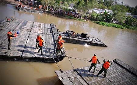 Ở nơi có dòng nước chảy siết, đốt cầu và cả nhịp cầu còn được hỗ trợ ổn định bằng ca nô chuyên dụng BMK-T. 