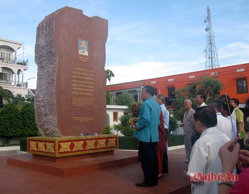 Đoàn cán bộ Hội Hữu nghị Việt Nam - Lào Trung ương và Nghệ An tưởng niệm trước tượng đài Chủ tịch Hồ Chí Minh ở Savannakhet (Lào).