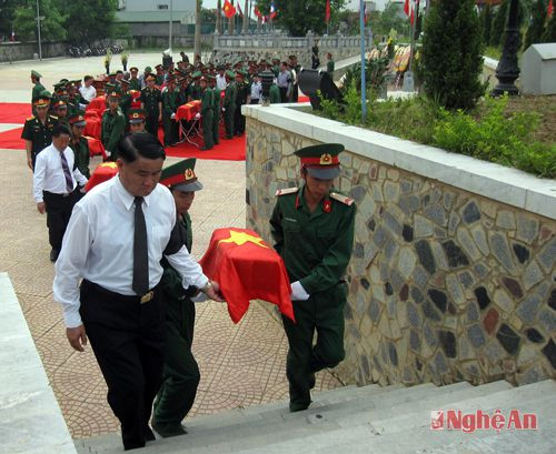 Đại diện ban công tác đặc biệt tỉnh Viêng Chăn chuyển hài cốt liệt sỹ hy sinh ở Lào về an táng tại Nghĩa trang huyện Đô Lương.
